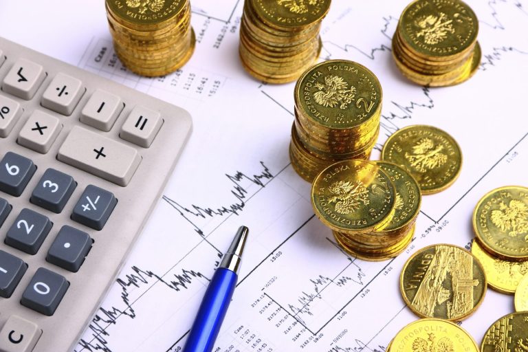 Eine flexible Aktienquote und die strategische Nutzung von Cash sind entscheidende Maßnahmen, um große Drawdowns im wikifolio zu vermeiden.