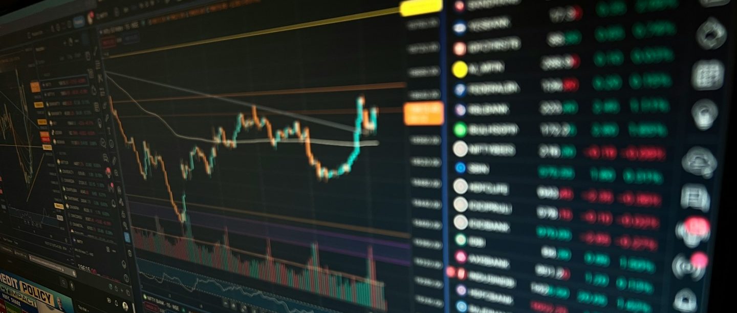 Aktienanalyse Diagramm mit Finanzdaten, Kursverlauf und Handelsinformationen auf einem Bildschirm.